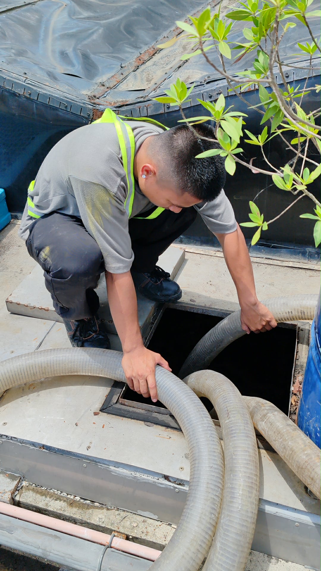 Drain declogging service